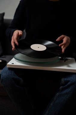 Evdeki iğne makinesine vinil kartuşu yerleştiriyorum. Müzisyen, turntable çalarken çalmak için vinil plak koyar