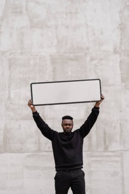 Afrikalı aktivist bir protesto işareti tutuyor. Eşit haklar ve özgürlük adına konuşuyorum. Sosyal aktivizm ve yetkilendirme ile toplumda fark yaratmak