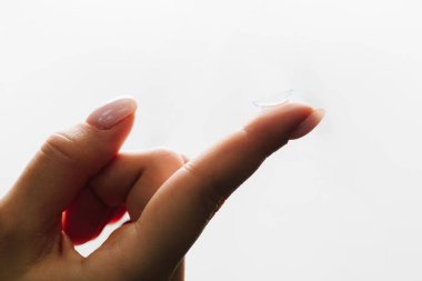 Kontakt lens yakın çekim. Miyopya için kullanılmadan önce kontakt lens hazırlanıyor. Göz mercekleri göz doktorunun seçtiği miyop ve astım tedavisi.