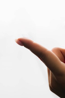 Kontakt lens yakın çekim. Göz mercekleri göz doktoru tarafından seçilmiş miyop ve astigmat tedavisi. Miyopya için kullanmadan önce lens hazırlanıyor