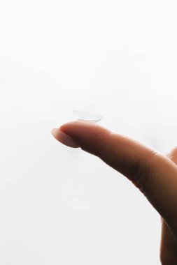 Kontakt lens yakın çekim. Göz mercekleri göz doktoru tarafından seçilmiş miyop ve astigmat tedavisi. Miyopya için kullanmadan önce lens hazırlanıyor