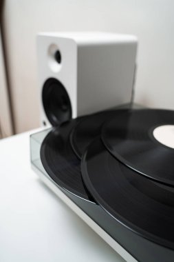 Modern pikabın ve vinil plakların yakın çekimi. Hi-Fi sesli vinil kartuşlar