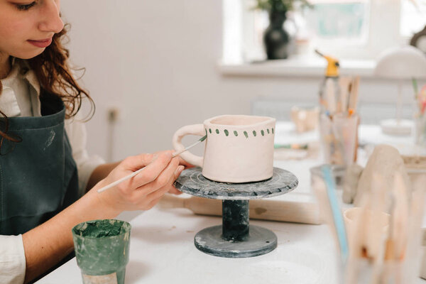Ремесленные марки декоративные символы на сухой глине чаши. Процесс проектирования кубка с традиционным узором