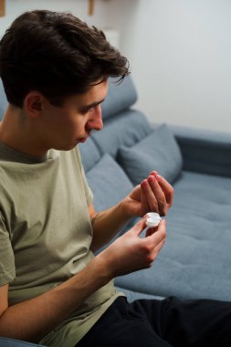 Göz teması lensleriyle göz doktorunun seçtiği görüş düzeltmesi. Adam görüş düzeltmesi için günlük kontak lens takıyor.