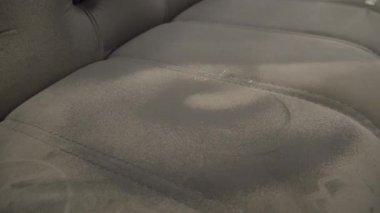 Temizlikçi kuru temizleme kimyasalları deterjan püskürtüyor lekeleri temizlemek ve temizlemek için Ve döşeme tekstil mobilya toprak ve koku 4k video nötralize.