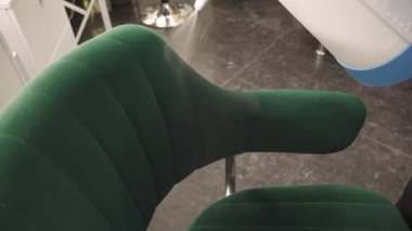 Temizlikçi kuru temizleme kimyasalları deterjan püskürtüyor lekeleri temizlemek ve temizlemek için Ve döşeme tekstil mobilya toprak ve koku 4k video nötralize.