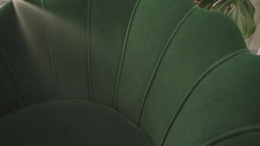 Temizlikçi 4k 'lık kanepedeki lekeleri çıkarmak için deterjan sıkıyor. Döşemeleri deterjan püskürterek temizliyorum..