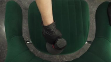 Deterjanı kanepeye sürterek kuru temizleme videosu için fırçayla delmek. Kuru temizleme için evdeki kanepeye deterjan sürüyorum..