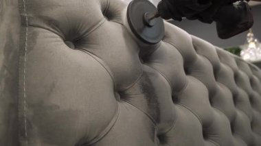 Deterjanı kanepeye sürterek kuru temizleme videosu için fırçayla delmek. Kuru temizleme için evdeki kanepeye deterjan sürüyorum..