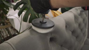 Deterjanı kanepeye sürterek kuru temizleme videosu için fırçayla delmek. Kuru temizleme için evdeki kanepeye deterjan sürüyorum..