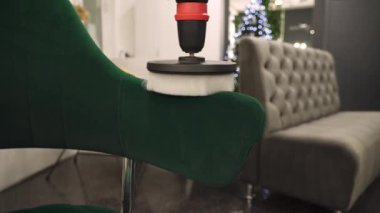 Deterjanı kanepeye sürterek kuru temizleme videosu için fırçayla delmek. Kuru temizleme için evdeki kanepeye deterjan sürüyorum..