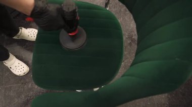Kuru temizleme videosu için evdeki kanepeye deterjan sürüyorum. Deterjanı kanepeye sürterek kuru temizleme için fırçayla delmek.