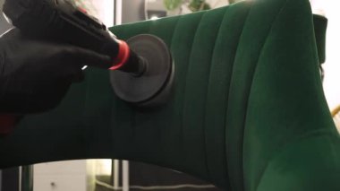 Kuru temizleme videosu için evdeki kanepeye deterjan sürüyorum. Deterjanı kanepeye sürterek kuru temizleme için fırçayla delmek.