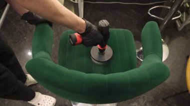 Kuru temizleme videosu için evdeki kanepeye deterjan sürüyorum. Deterjanı kanepeye sürterek kuru temizleme için fırçayla delmek.