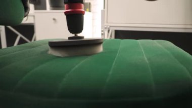 Kuru temizleme videosu için evdeki kanepeye deterjan sürüyorum. Deterjanı kanepeye sürterek kuru temizleme için fırçayla delmek.