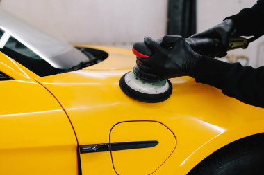 Yörünge cilası cilalayan araba tamircisinin elleri. Araç temizleme ve vale prosedürü