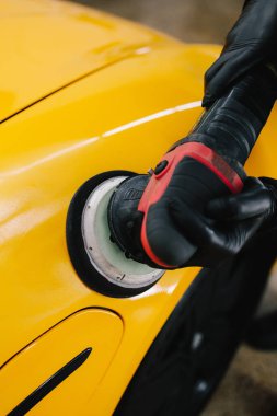 Yörünge cilası cilalayan araba tamircisinin elleri. Araç temizleme ve vale prosedürü