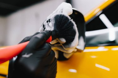 Arabanın aynasına sabunlu bir solüsyon sürme prosedürünü fırça kullanarak detaylandırıyorum. Oto yıkamada çok titiz bir araba.