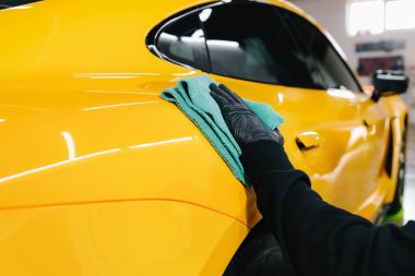 Mikrofiber el temizliği ve spor arabaları garajda mikrofiber havlu kullanarak yıkamak. Detaylı işlemden sonra mikrofiber bezle elle yıkama ve cilalama.