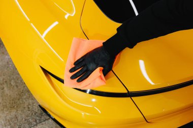 Mikrofiber el temizliği ve spor arabaları garajda mikrofiber havlu kullanarak yıkamak. Detaylı işlemden sonra mikrofiber bezle elle yıkama ve cilalama.