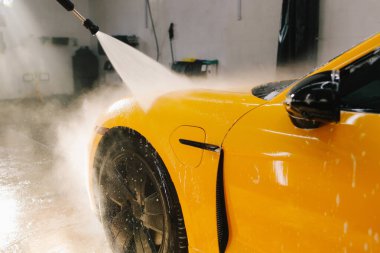 Araba yıkamada su tabancasından araba yıkama işlemi. Araba yıkamak için yüksek basınçlı su tabancası kullanmak.