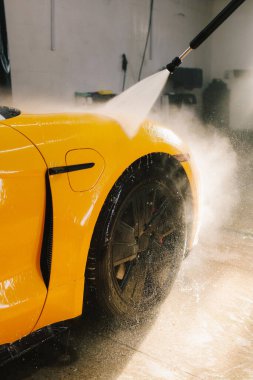 Araba yıkamada su tabancasından araba yıkama işleminin ayrıntıları su tabancasından arabaya kadar olan basınç altında su uygulanması.