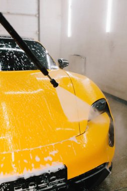 Araba yıkamada su tabancasından araba yıkama işleminin ayrıntıları su tabancasından arabaya kadar olan basınç altında su uygulanması.