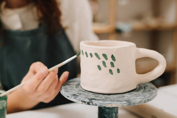 Ремесленные марки декоративные символы на сухой глине чаши. Процесс проектирования кубка с традиционным узором