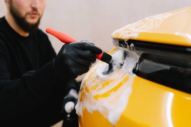 Araba yıkamada fırça ve köpükle temizlik, köpük ve fırçayla far yıkama prosedürü.
