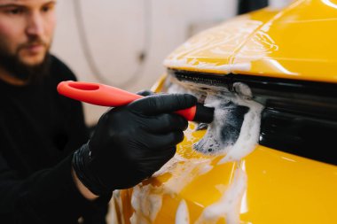 Araba yıkamada fırça ve köpükle temizlik, köpük ve fırçayla far yıkama prosedürü.