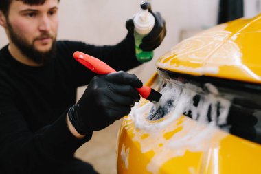 Araba yıkamada fırça ve köpükle temizlik, köpük ve fırçayla far yıkama prosedürü.