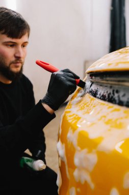 Araba yıkamada fırça ve köpükle temizlik, köpük ve fırçayla far yıkama prosedürü.