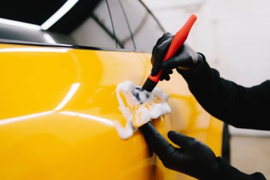 Araba yıkama makinesi, araba yıkamadan sonra vücut fırçalamaktır. Araba tutacağı mikrofiber ve deterjan ile oto servisini temizliyor.