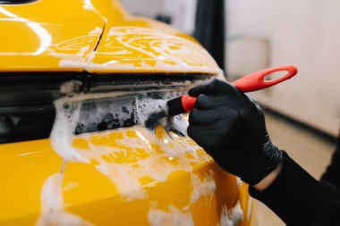 Farları köpük ve yumuşak fırçayla yıkama prosedürü. Araba yıkamada temizlik fırça ve köpükle yapılır.