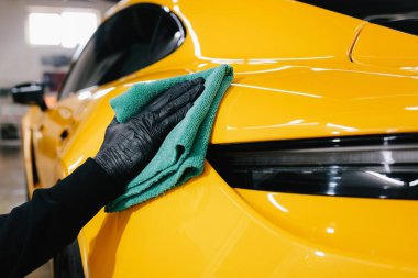 Mikrofiber el temizliği ve spor arabaları garajda mikrofiber havlu kullanarak yıkamak. Detaylı işlemden sonra mikrofiber bezle elle yıkama ve cilalama.