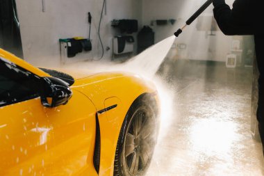 Araba yıkamada su tabancasından araba yıkama işlemi. Araba yıkamak için yüksek basınçlı su tabancası kullanmak.