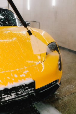 Araba yıkamada su tabancasından araba yıkama işleminin ayrıntıları su tabancasından arabaya kadar olan basınç altında su uygulanması.