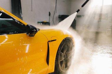 Araba yıkamada su tabancasından arabayı yıkama işlemini yıkama işlemini yıkama tabancasından araba yıkama makinesine kadar uygulanan basınçla uygulanan su işlemini.