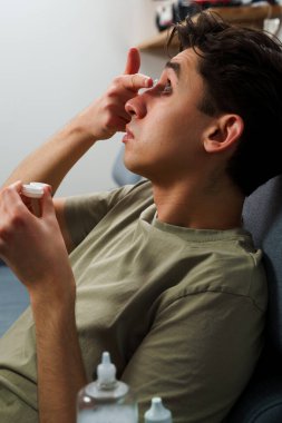 Göz teması lensleriyle göz doktorunun seçtiği görüş düzeltmesi. Adam görüş düzeltmesi için günlük kontak lens takıyor.