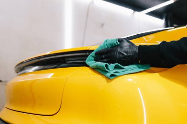 Mikrofiber el temizliği ve spor arabaları garajda mikrofiber havlu kullanarak yıkamak. Detaylı işlemden sonra mikrofiber bezle elle yıkama ve cilalama.