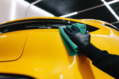Mikrofiber el temizliği ve spor arabaları garajda mikrofiber havlu kullanarak yıkamak. Detaylı işlemden sonra mikrofiber bezle elle yıkama ve cilalama.