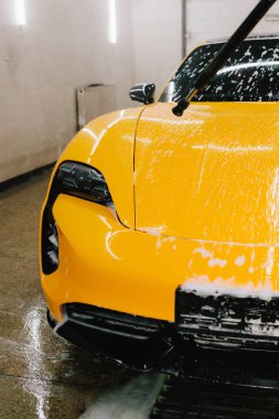 Su tabancasından spor arabaya kadar yüksek basınçlı su yıkama prosedürü. Araba yıkamada su tabancasından araba yıkama işlemi