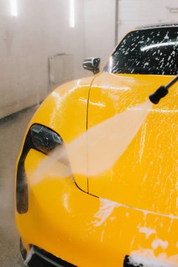 Su tabancasından spor arabaya kadar yüksek basınçlı su yıkama prosedürü. Araba yıkamada su tabancasından araba yıkama işlemi