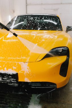 Su tabancasından spor arabaya kadar yüksek basınçlı su yıkama prosedürü. Araba yıkamada su tabancasından araba yıkama işlemi