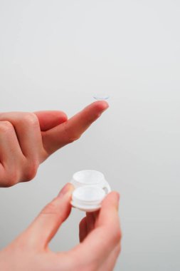 Görüş düzeltmesi için yakın kontakt lens. Optik mercekle görme düzeltmesi