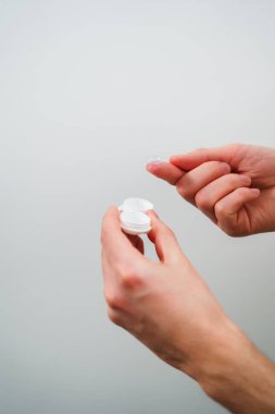 Görüş düzeltmesi için yakın kontakt lens. Optik mercekle görme düzeltmesi