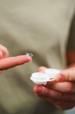 Görüş düzeltmesi için yakın kontakt lens. Optik mercekle görme düzeltmesi