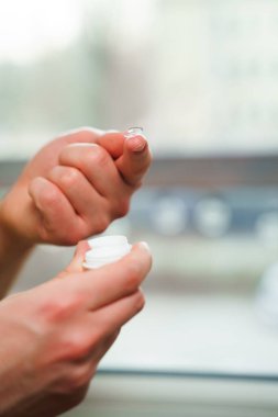 Optik mercekle görme düzeltmesi. Ellerdeki görme düzeltmesi için yakın kontak lensi