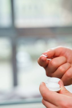 Görüş düzeltmesi için yakın kontakt lens. Optik mercekle görme düzeltmesi