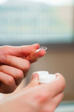 Optik mercekle görme düzeltmesi. Ellerdeki görme düzeltmesi için yakın kontak lensi